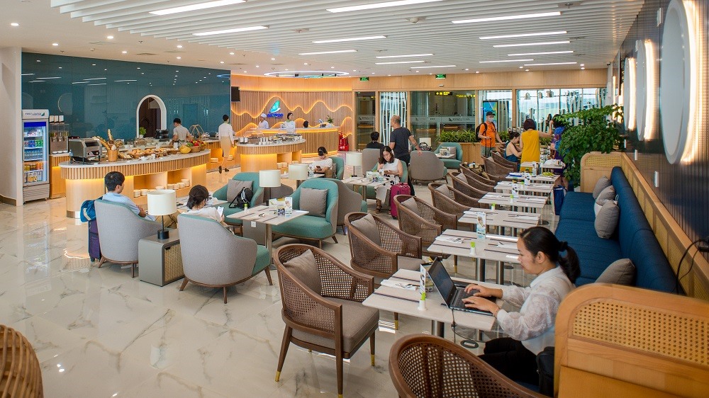 Phòng chờ thương gia First Lounge by Bamboo Airways tại tầng 3, khu vực phòng chờ của nhà ga T1 – Sân bay Quốc tế Nội Bài