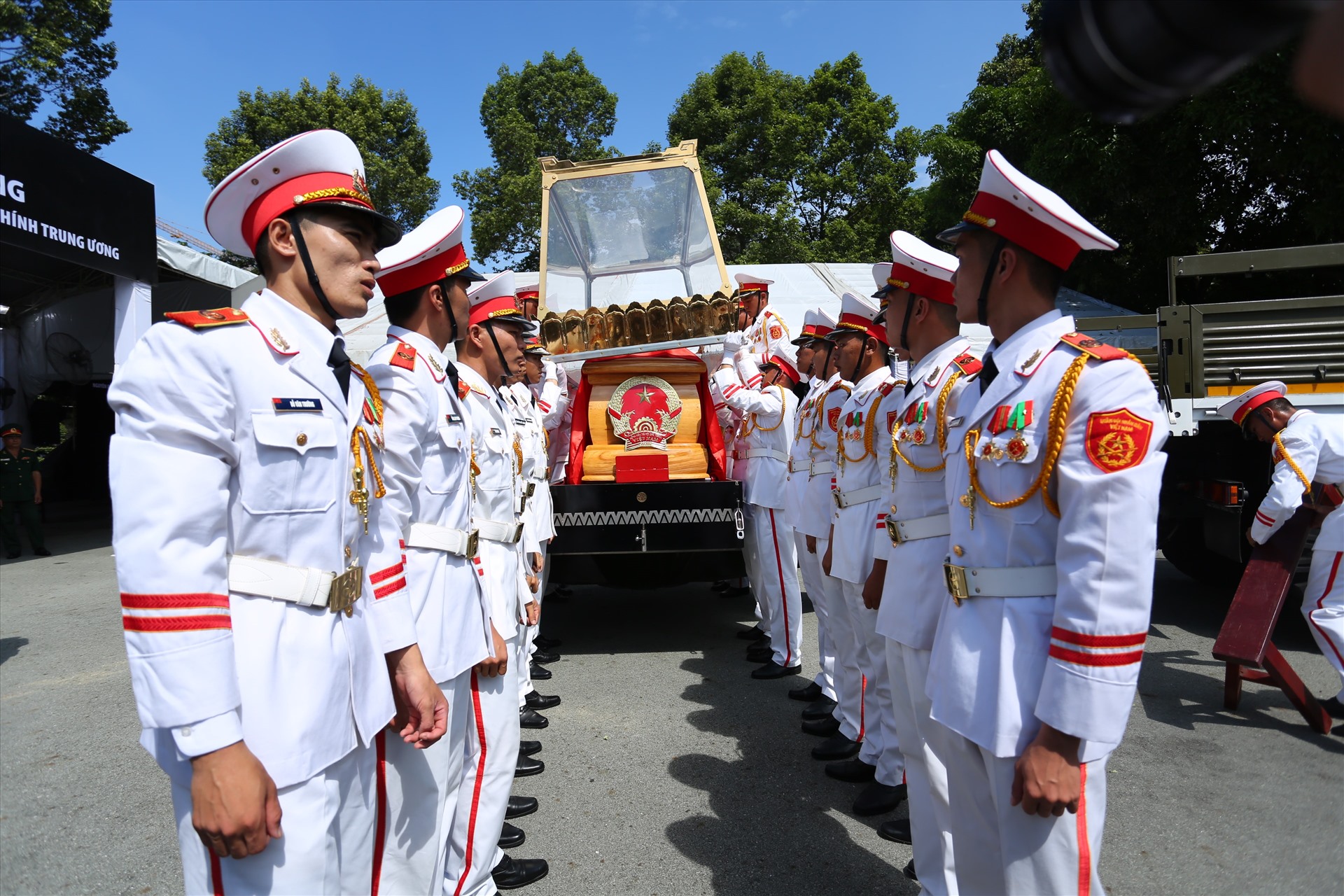 Đúng 9h30, linh cữu ông Trần Quốc Hương được đưa lên xe tang, bắt đầu lễ đi quan, tiến về nơi an nghĩ tại Nghĩa trang TPHCM (quận Thủ Đức, TPHCM).