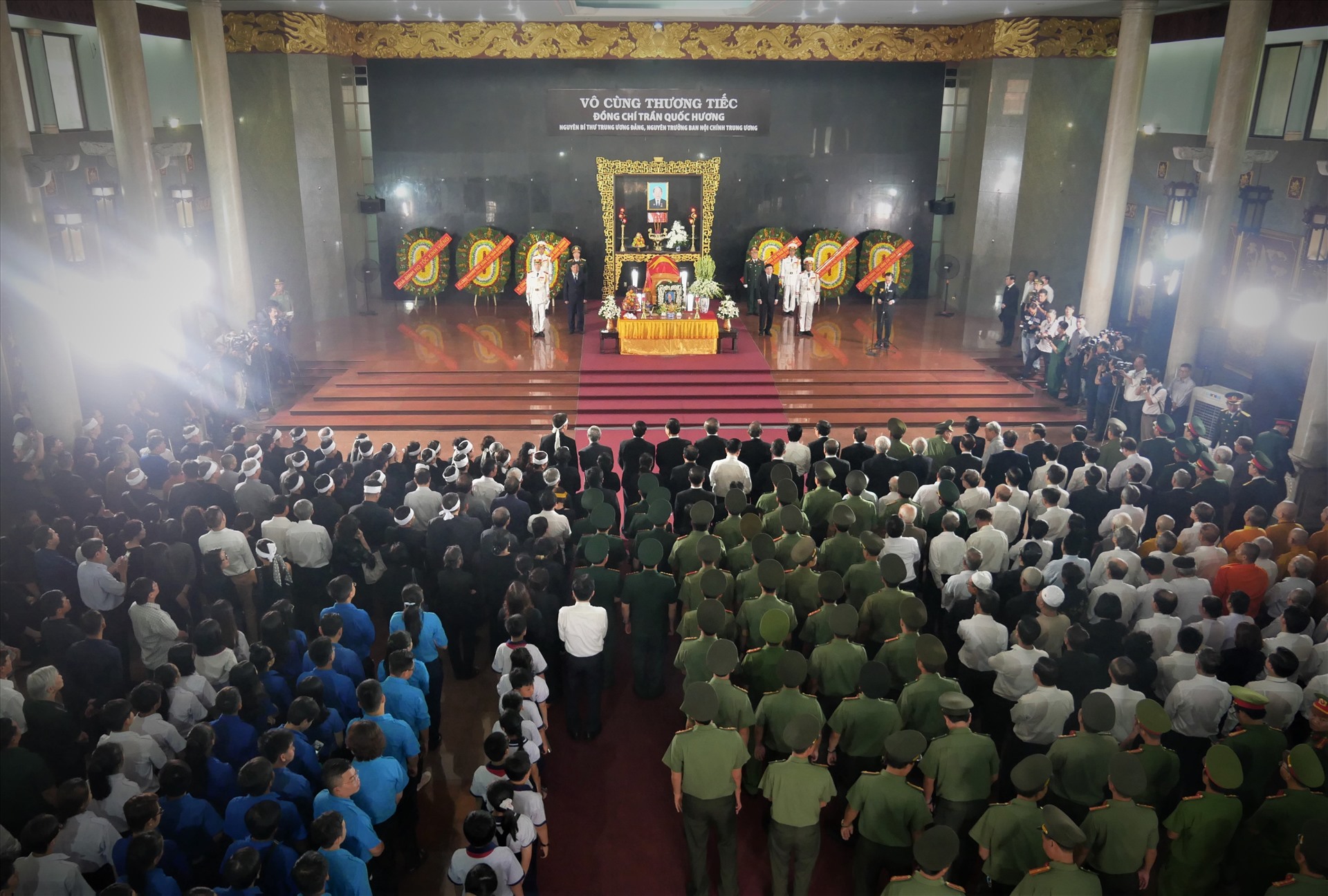 Sáng 17.6, hàng ngàn người có mặt từ sớm tại nhà tang lễ Bộ Quốc phòng để tiễn đưa ông Trần Quốc Hương về với đất mẹ.