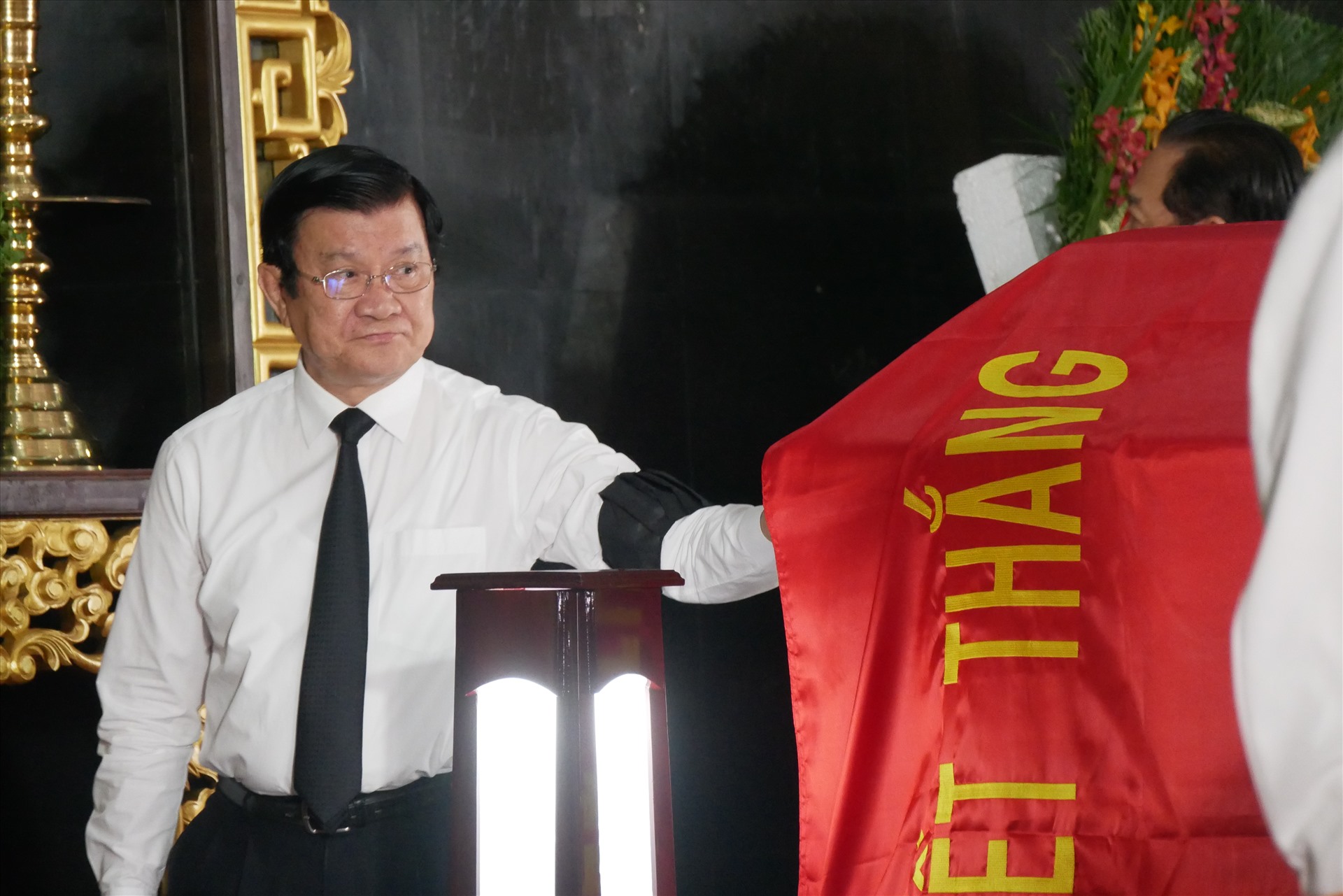 Nguyên cựu Chủ tịch Trương Tấn Sang đi vòng quanh linh cữu tiễn đưa ông Trần Quốc Hương về nơi an nghỉ cuối cùng.