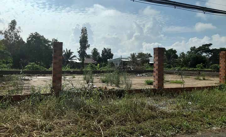 Một khu đất công bị lấn chiếm để xây dựng trái phép thuộc đường tỉnh 919, xã Thạnh Phú, huyện Cờ Đỏ. Ảnh: TR.L.