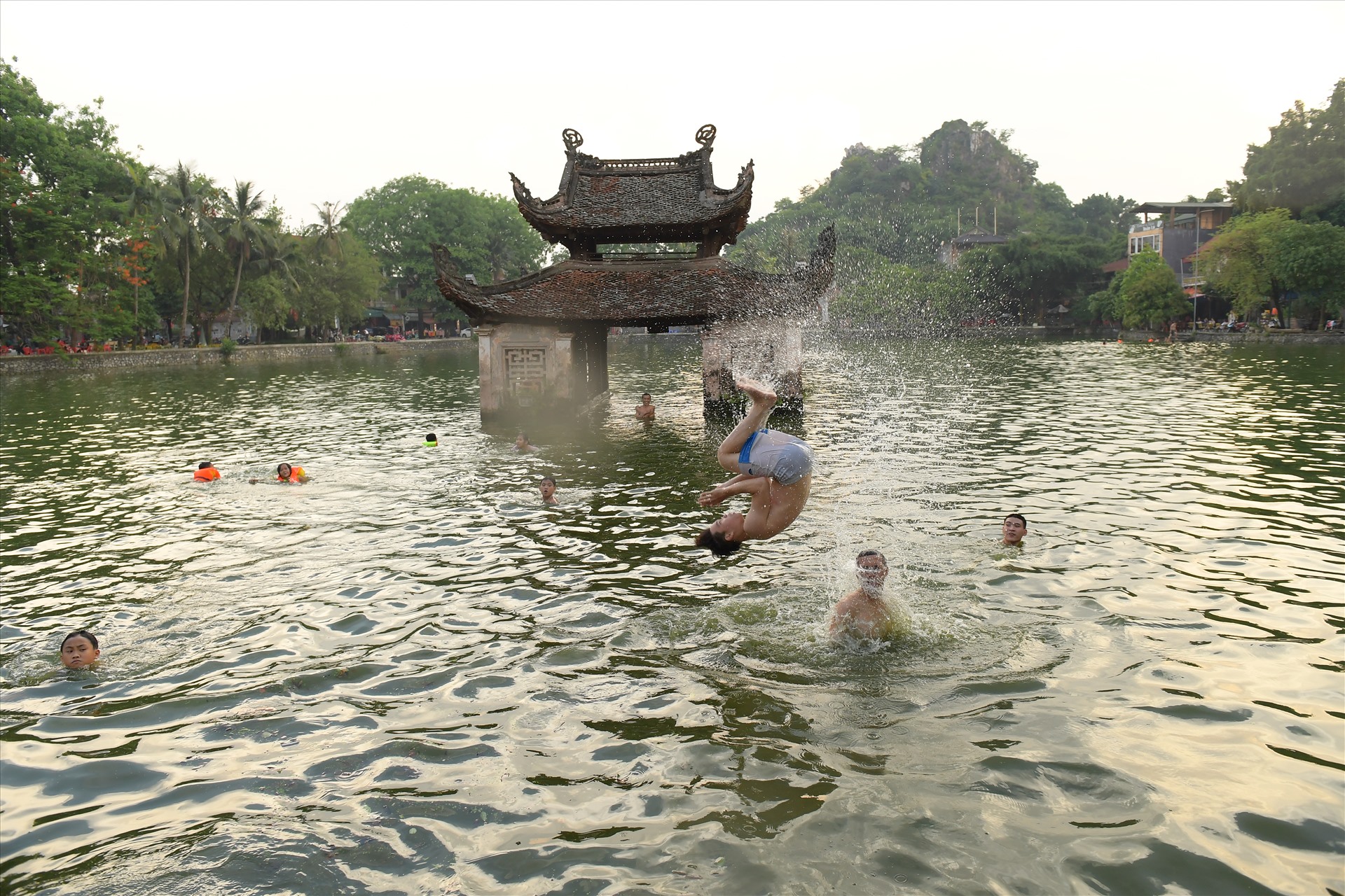 Những ngày này, trẻ em ở làng Đa Phúc, Thuỵ Khuê thuộc xã Sài Sơn (Quốc Oai, Hà Nội) lại được các bậc phụ huynh đưa ra hồ Long Trì, trước cửa chùa Thầy để tắm.