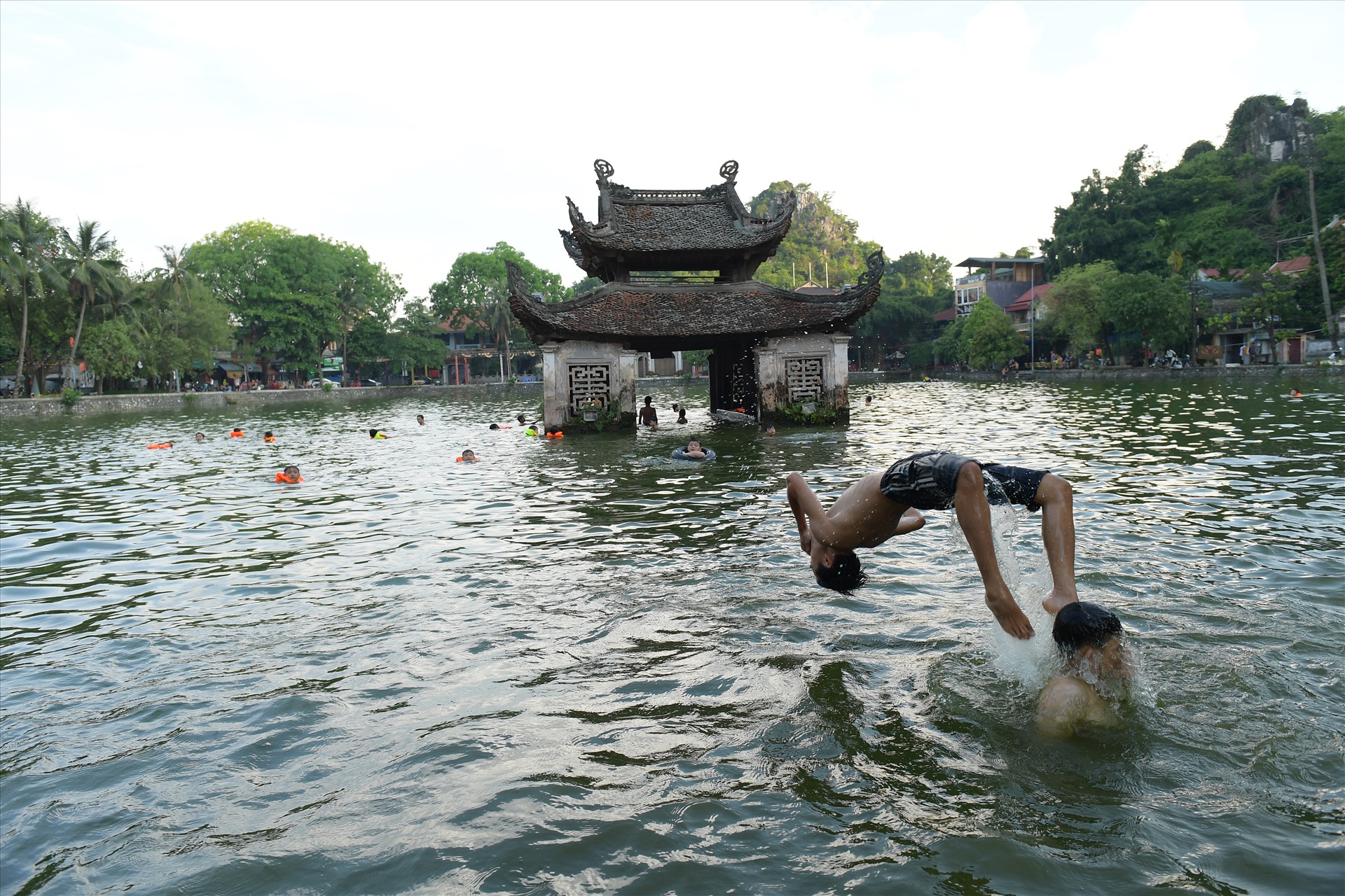 Các em nhỏ trong xã tỏ ra rất hào hứng với hoạt động này.