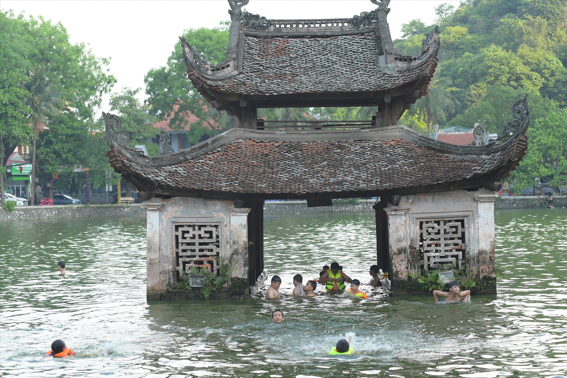 Hồ Long Trì có từ thời nhà Lý, người dân từng trồng sen trong hồ nhưng đến nay đã bỏ để mọi người có thể đến vui chơi, tắm mát.