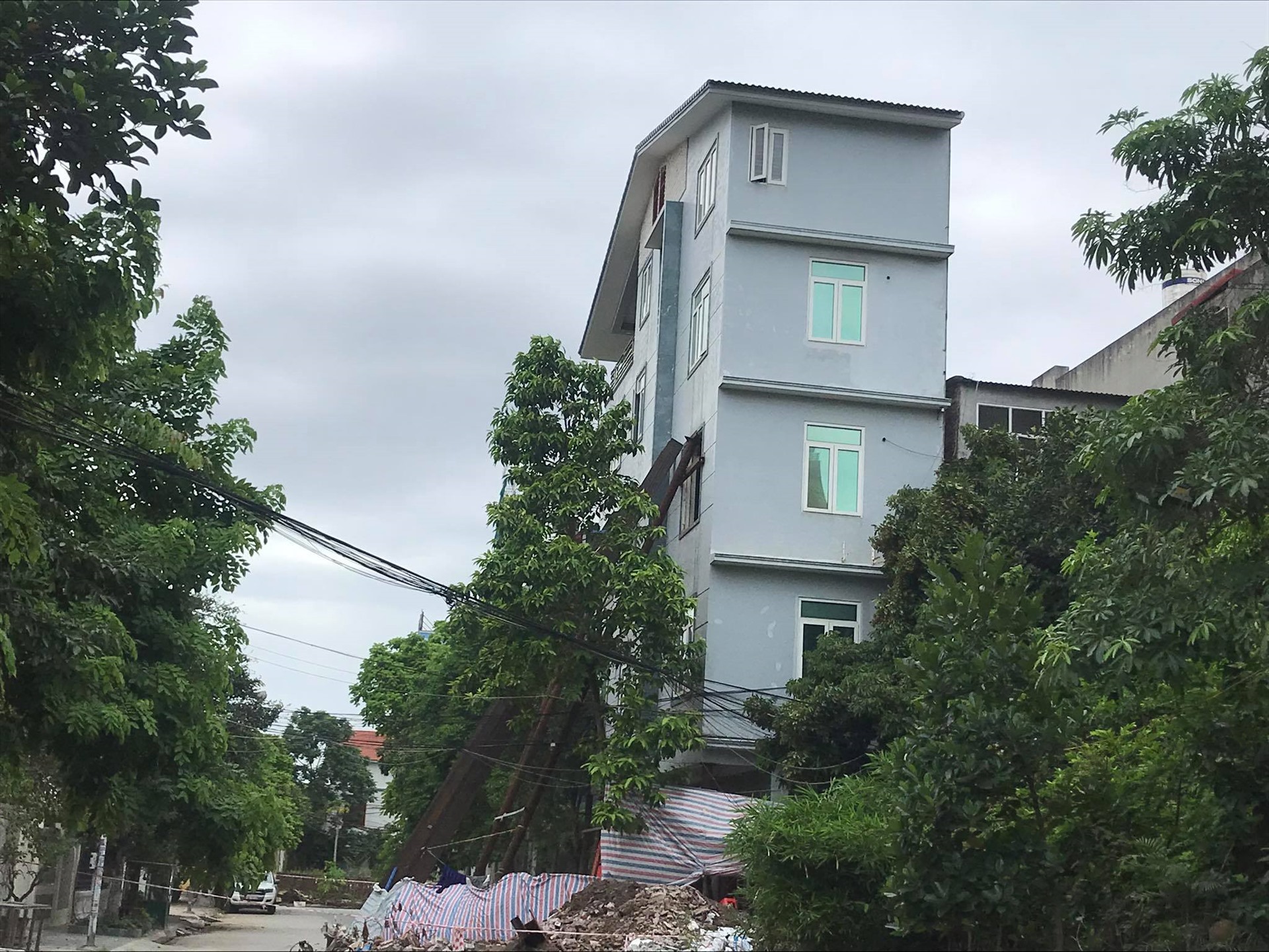 Nhà 5 tầng số 23A lô 26D Lê Hồng Phong không còn tình trạng nghiêng, tách ra khỏi nhà bên cạnh. Ảnh ĐL