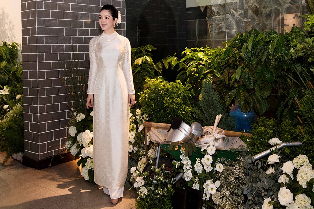 Mặc dù đã bước sang tuổi 48 nhưng Hoa hậu Đền Hùng 1992 vẫn giữ được vẻ trẻ trung. Cô diện chiếc áo dài gấm trắng truyền thống nhưng vẫn nổi bật. Ảnh: Trung Nguyên.