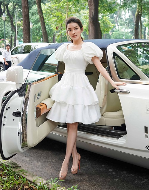 Cùng 2 đàn chị, Á hậu Huyền My cũng xuất hiện tại sự kiện với trang phục váy trắng trẻ trung, thanh lịch. Ảnh: Trung Nguyên.