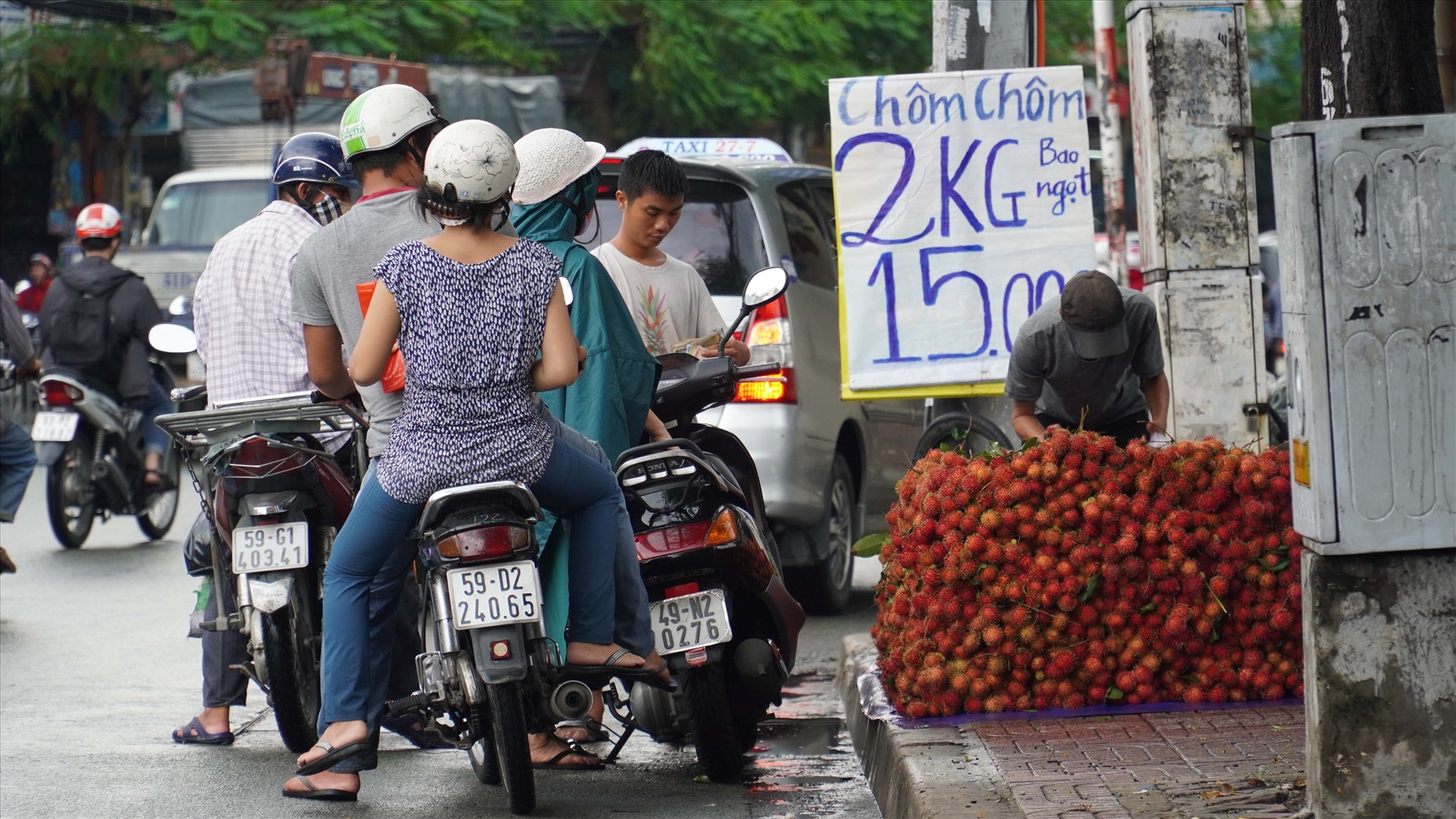 Còn tại tuyến đường Lý Thường Kiệt, chôm chôm được mời chào với giá 15.000 đồng cho 2 kg.