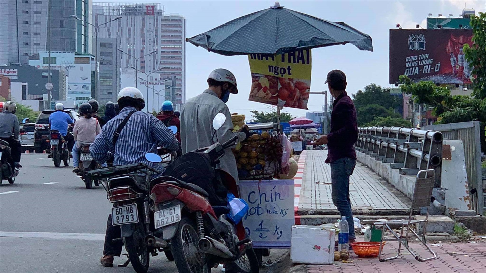 Trên tuyến đường Điện Biên Phủ, nhiều xe bán trái cóc được để mức giá 20.000 đồng/kg hấp dẫn người mua.