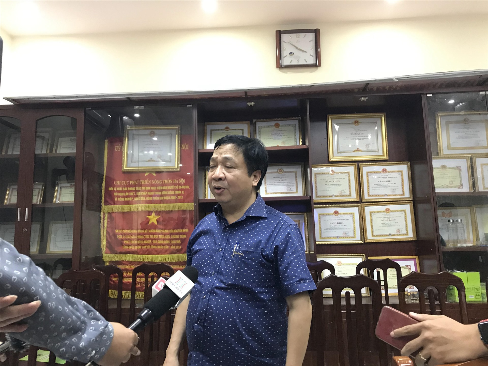Ông Nguyễn Văn Chí giải đáp các thắc mắc tại buổi họp báo.