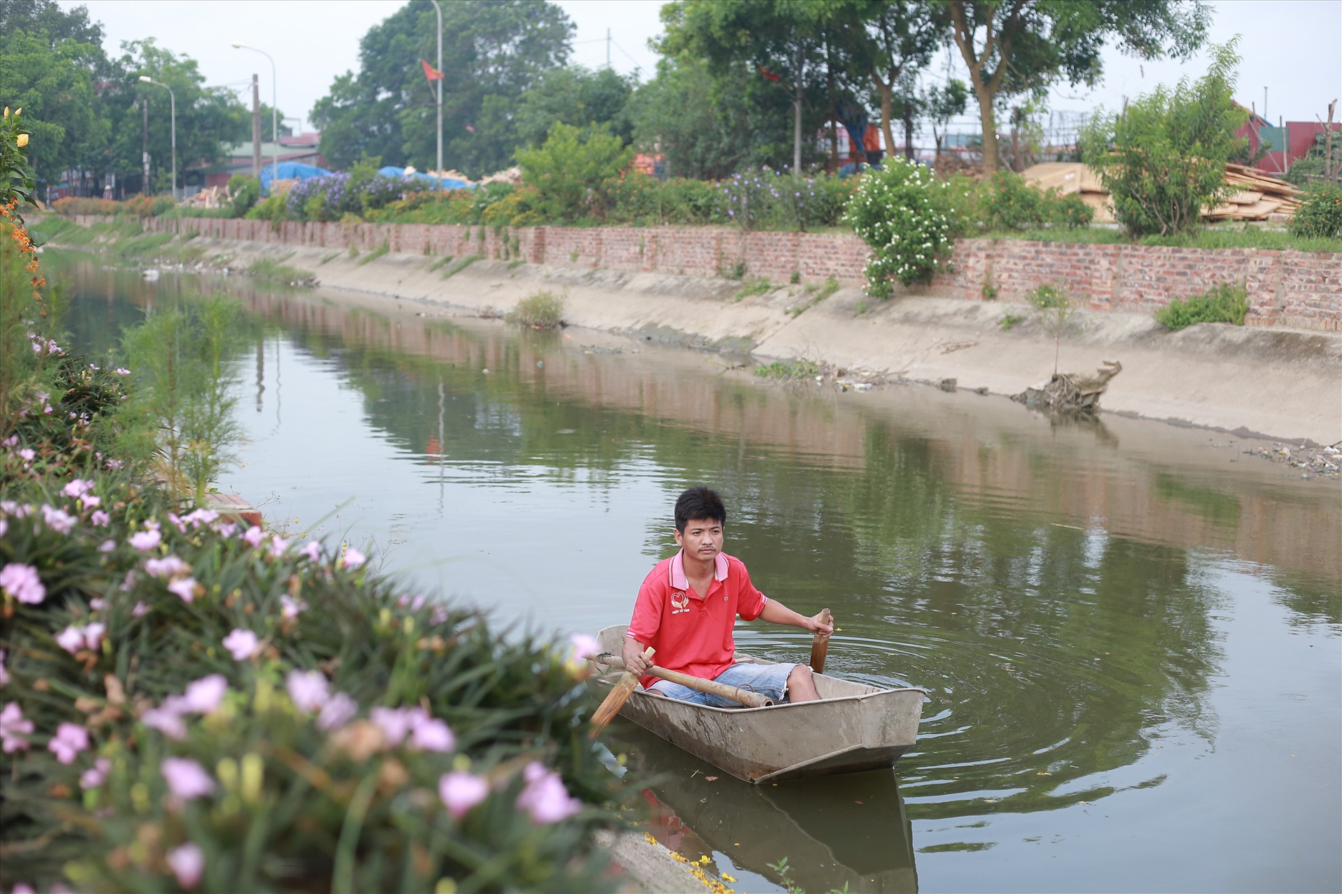 Anh Ngô Văn Thu, một trong những thành viên đầu tiên của đội, đều đặn mỗi sáng đi vớt rác trên kênh Long Tửu. Ảnh: Thanh Nga