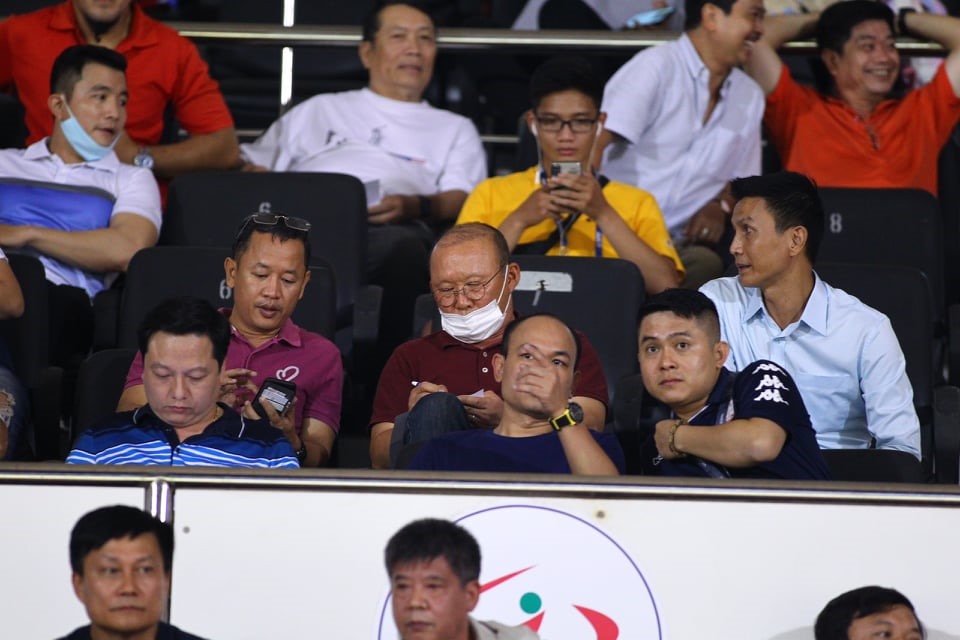 Huấn luyện viên Park Hang-seo dự khán trận TP.HCM vs Viettel. Ảnh: Thịnh Quang.