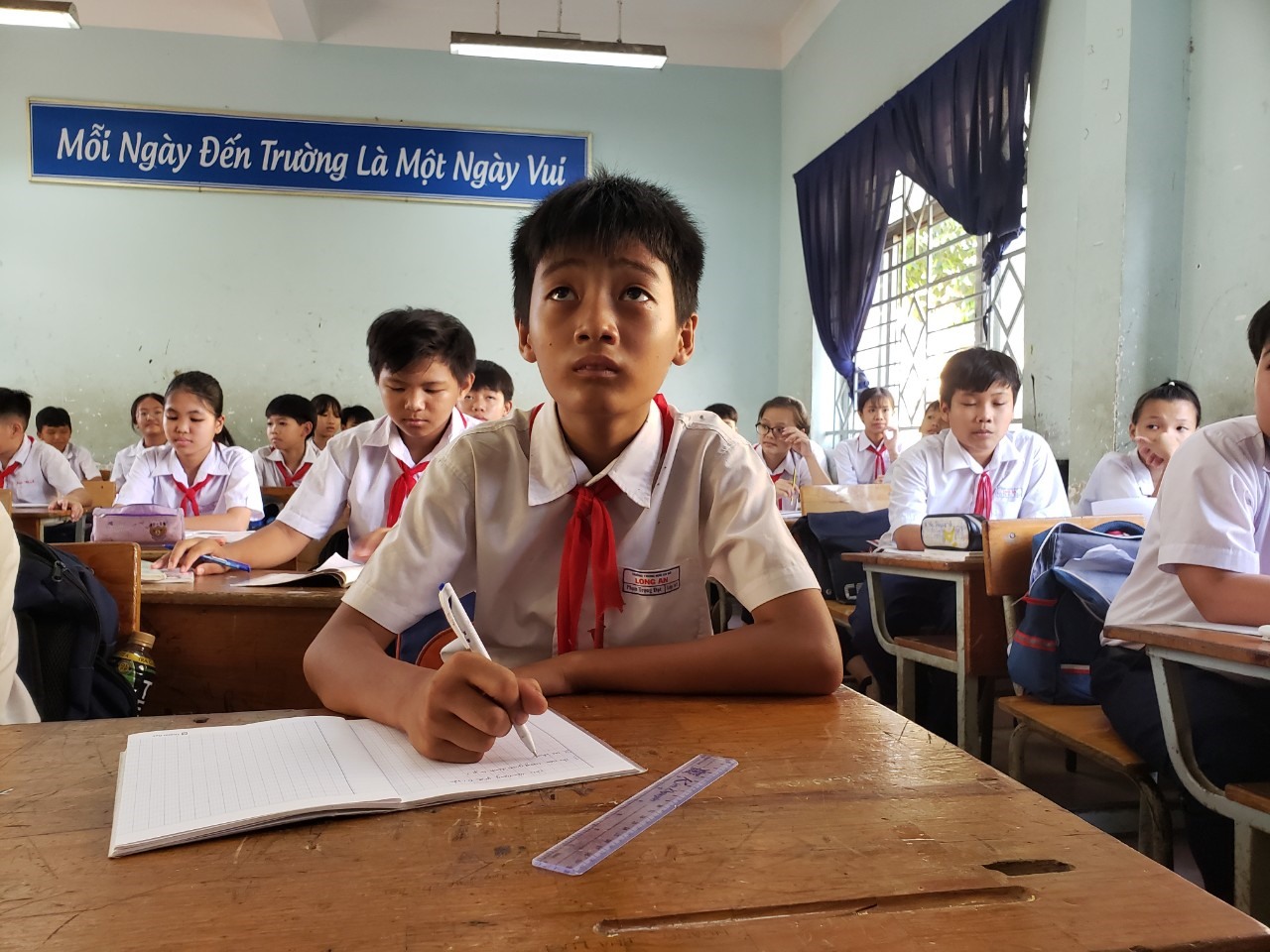 Em Đạt trong tiết học tại trường trung học cơ sở Long An, huyện Long Thành. Ảnh: Hà Anh Chiến