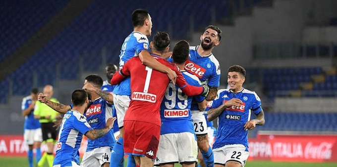 Niềm vui của các cầu thủ Napoli. Ảnh: Getty.