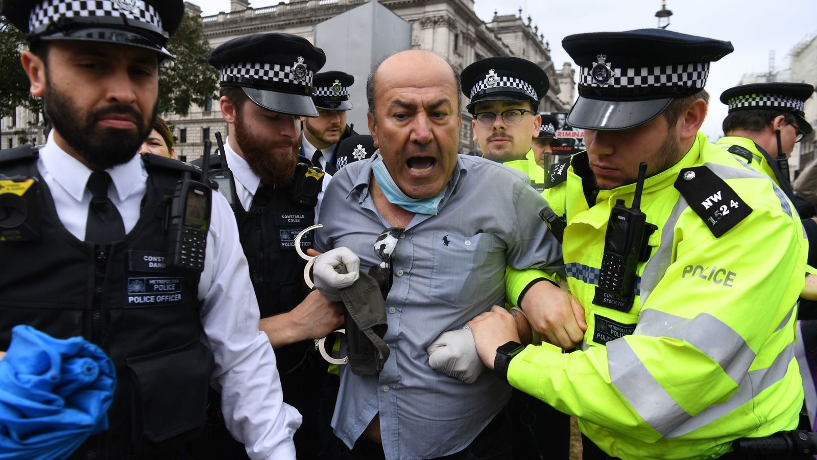 Người biểu tình gây ra vụ việc bị cảnh sát Anh khống chế và bắt giữ. Ảnh: Sky News.