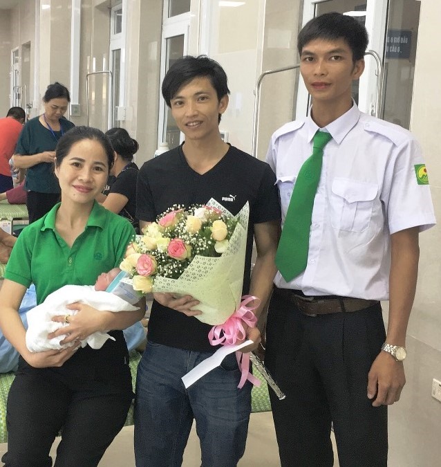 Anh Lê Tiến Công (áo trắng), tài xế taxi Mai Linh, người đã giúp chị Yến vượt cạn thành công ngay trên xe. Ảnh: NT