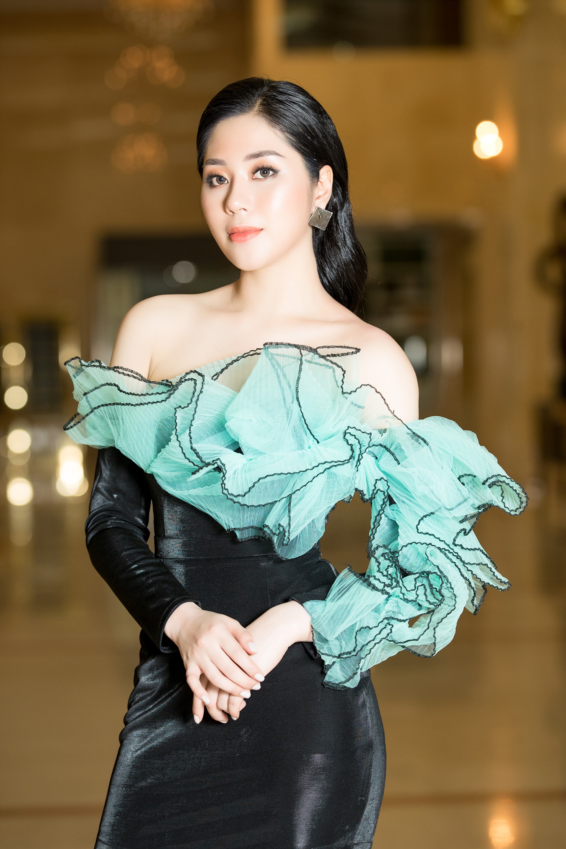 Sau hơn 1 năm đoạt giải Hoa hậu tài năng của cuộc thi Ms Vietnam Beauty International Pageant 2018 tại Thái Lan, người đẹp sinh năm 1996 cho thấy sự trưởng thành, chỉn chu về mặt hình ảnh khi không chỉ đầu tư trang phục bắt mắt mà về diện mạo và lối trang điểm cũng vô cùng ấn tượng.
