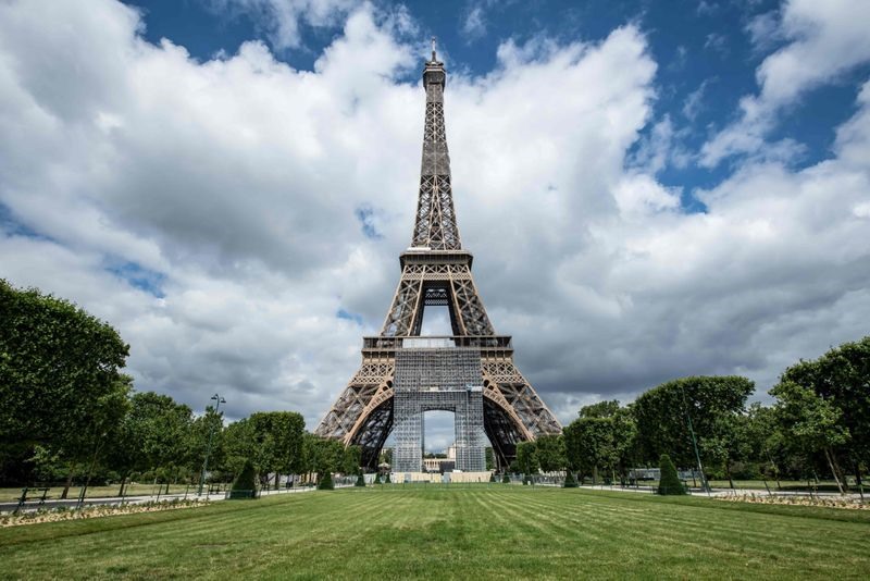 Tháp Eiffel đang chuẩn bị chào đón du khách trở lại sau khoảng ba tháng đóng cửa vì dịch COVID-19, tuy nhiên, nhiều biện pháp và quy tắc chống dịch sẽ được áp dụng tại đây. Ảnh: AFP.