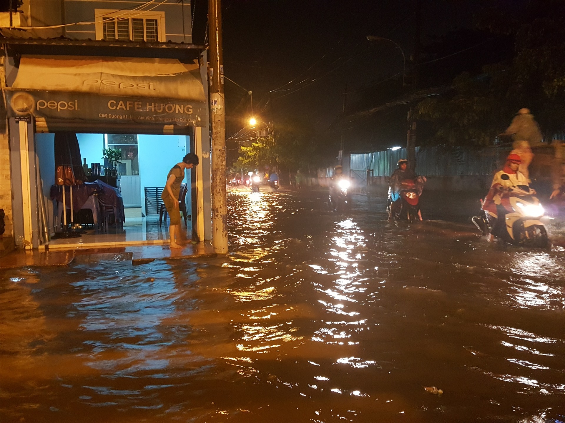 Tổng Công ty Điện lực TPHCM lên phương án phòng ngừa tai nạn về điện ở nơi ngập úng. Ảnh: HỮU HUY