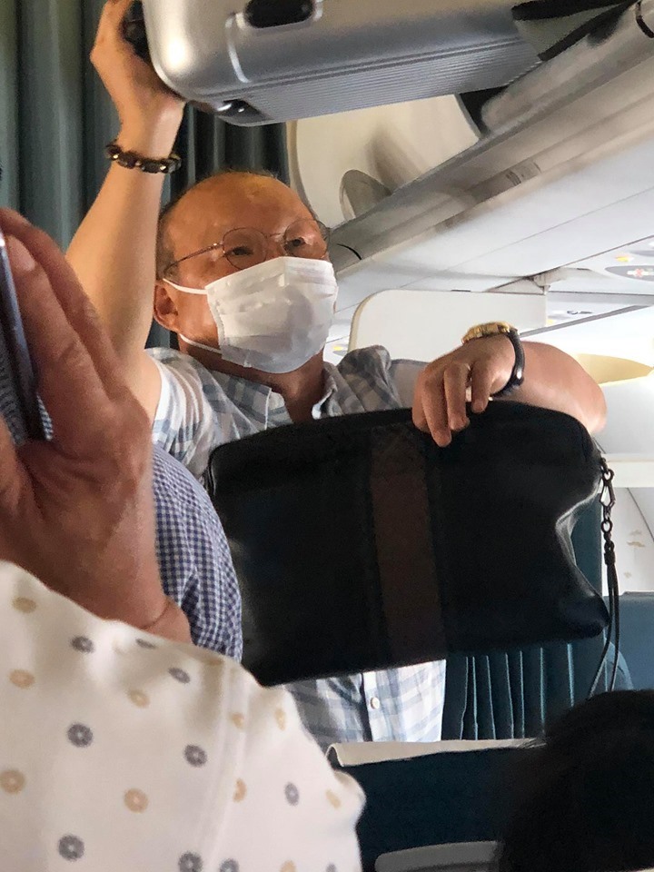 HLV Park Hang-seo tranh thủ lấy hành lý sau khi máy bay hạ cánh tại Pleiku. Ảnh: Khang Gia.