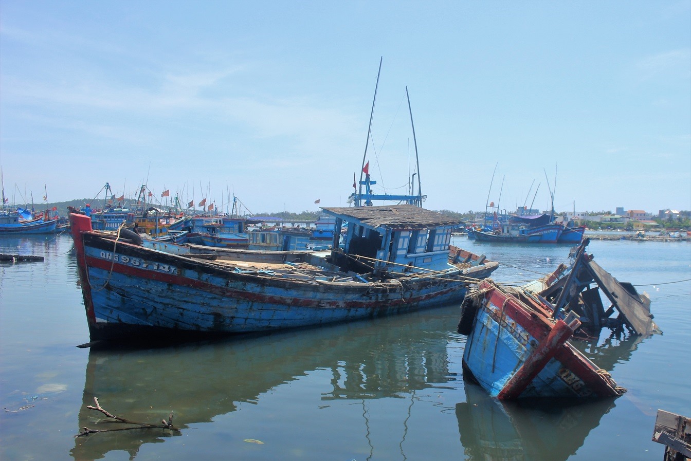 Những con hư hỏng chưa được trục vớt làm chiếm diện tích mặt nước ở cảng Sa Huỳnh.