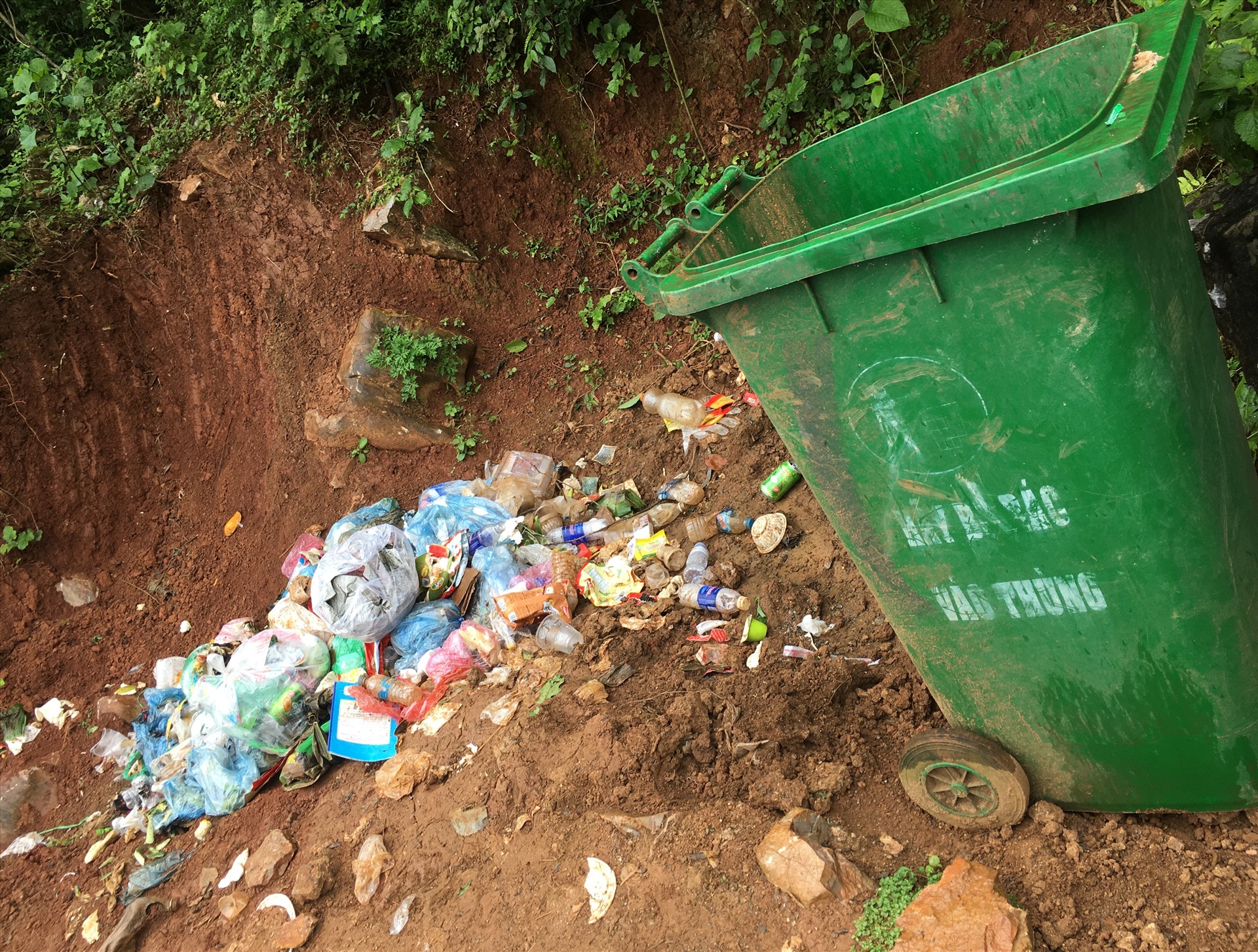 Rác thải rải rác ở nhiều nơi, thậm chí ngay cạnh thùng đựng rác, người dân vẫn bỏ rác không theo quy định. Ảnh VT