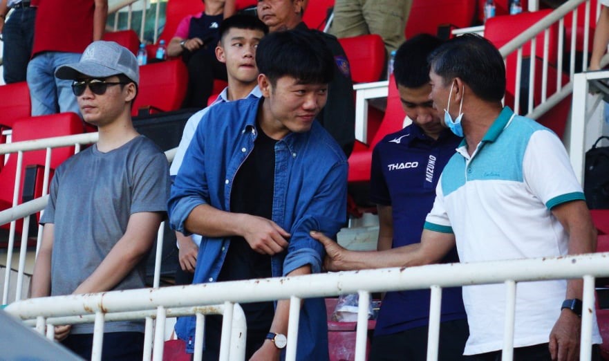 Xuân Trường trò chuyện cùng cựu giám đốc điều hành HAGL Huỳnh Mau trước trận đấu. Ảnh: Nguyễn Đăng.
