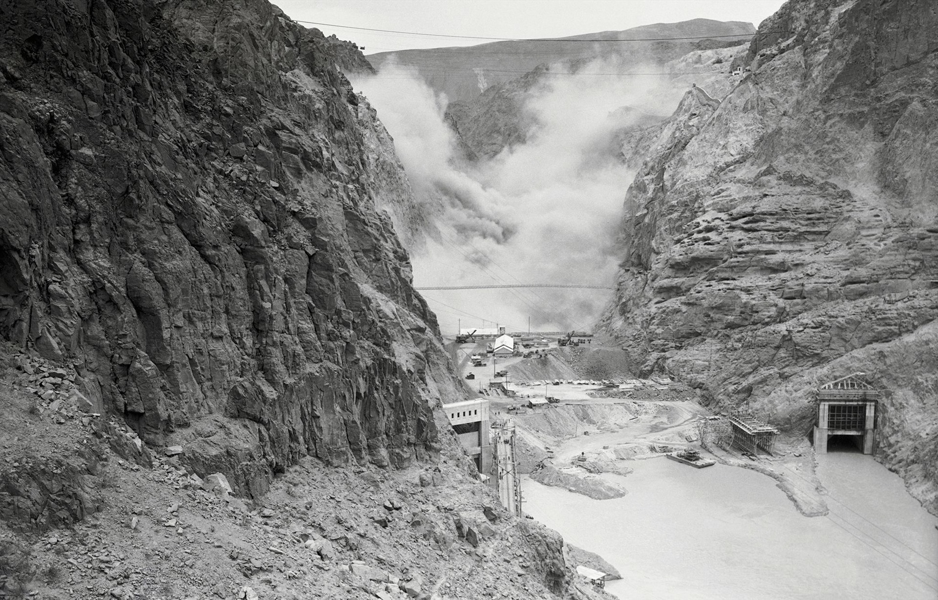 Hình ảnh thuốc nổ dẻo được sử dụng trong quá trình xây đập Hoover vào năm 1933. Nguồn: Popular Mechanics