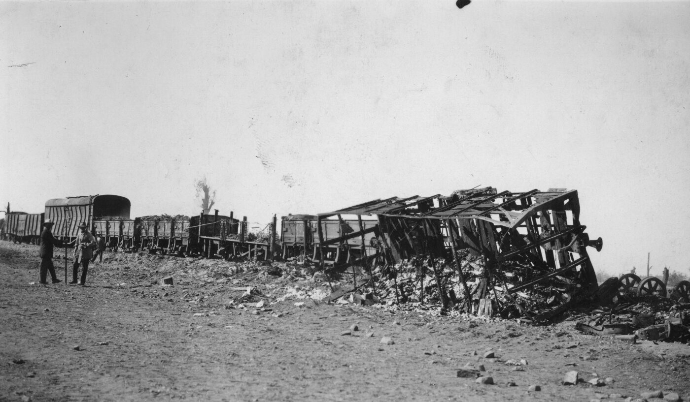 Những gì còn sót lại sau vụ nổ một toa xe chở chất nổ dẻo ở Leeudoringstad, Nam Phi, vào năm 1932. Nguồn: Wikipedia