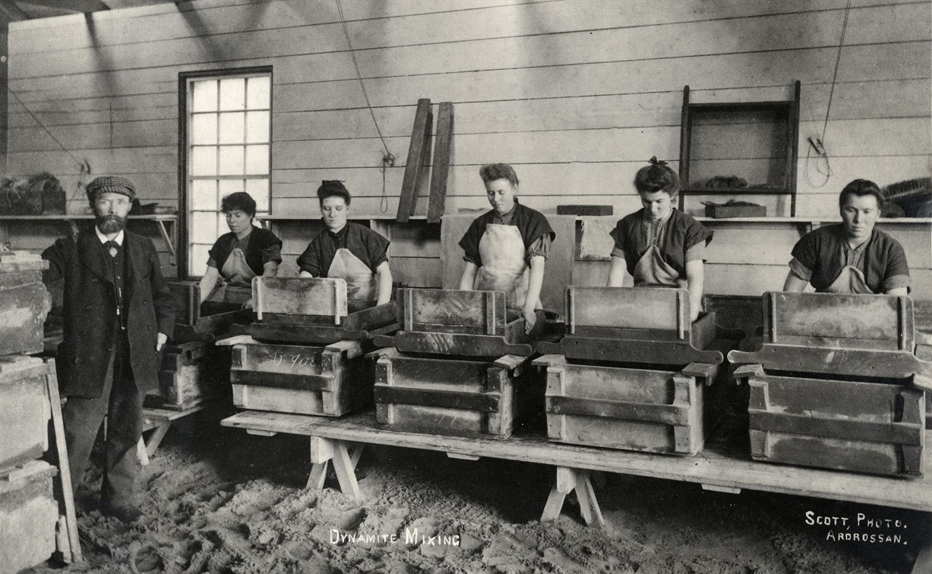 Các nữ lao động pha trộn để tạo thuốc nổ dẻo tại nhà máy của Nobel vào năm 1897. Nguồn: Popular Mechanics