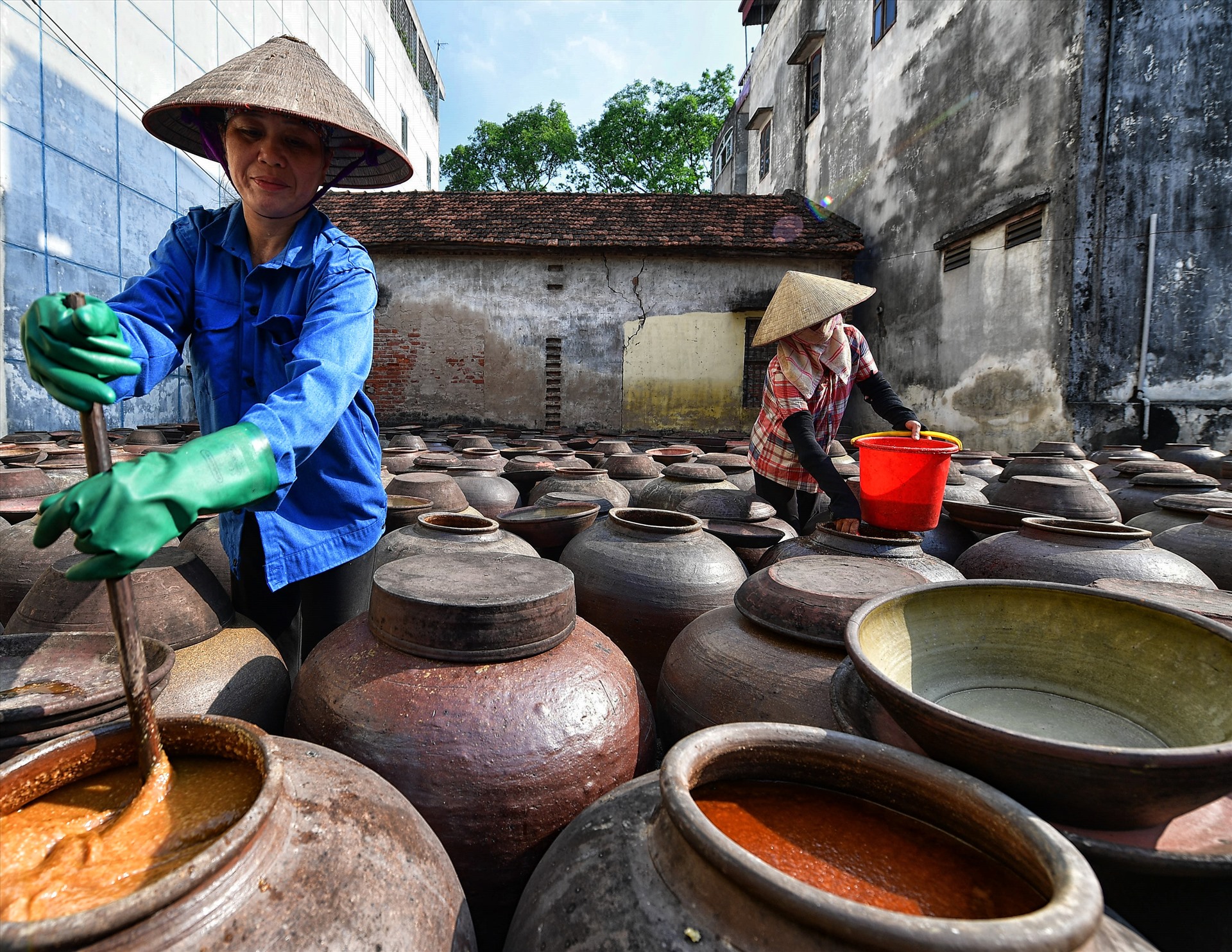 Tương có ngon hay không còn nhờ bàn tay lao động chăm chỉ và khéo léo của người phụ nữ.