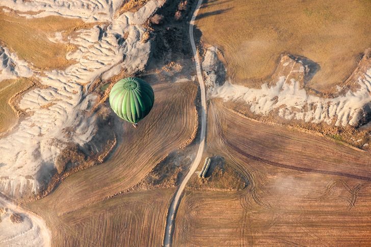 Hình ảnh từ trên cao chụp xuống một ngọn núi ở Thổ Nhĩ Kỳ này cho thấy, nơi đây thực sự là một tác phẩm nghệ thuật trừu tượng mà thiên nhiên đã tạo ra. Chiếc khinh khí cầu càng tô điểm cho bức hình thêm ấn tượng.