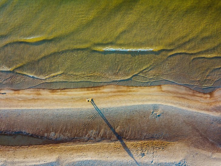Bạn cũng có đi dạo trên bờ biển với những con sóng vàng của một vùng biển ở quốc gia Litva bằng cách thả hồn mình vào tấm hình này.