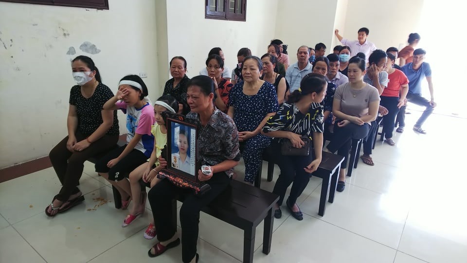 Hình ảnh xót xa tại phiên tòa xét xử vụ đầu độc trà sữa ở Thái Bình. Ảnh ĐL