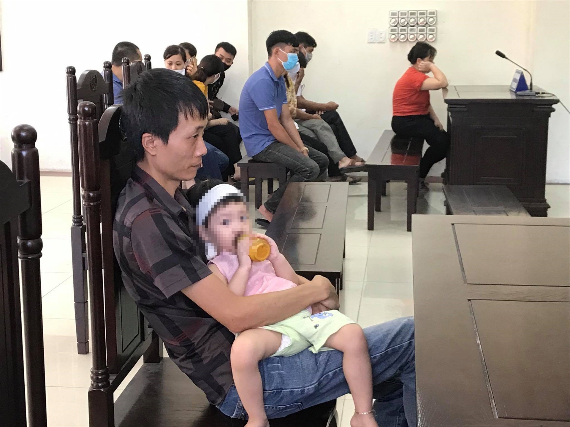 Anh Phạm Quang Tuấn, chồng nạn nhân N.T.H có mặt tại tòa với gương mặt thất thần, buồn bã. Ảnh ĐL
