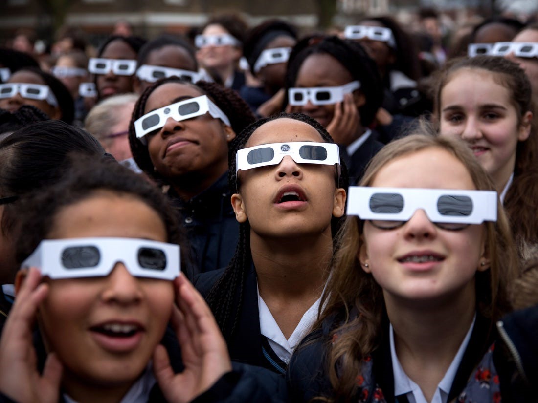 Kính mắt nhật thực – một thiết bị rất rẻ nhưng đủ an toàn để quan sát nhật thực. Ảnh:  Business Insider.