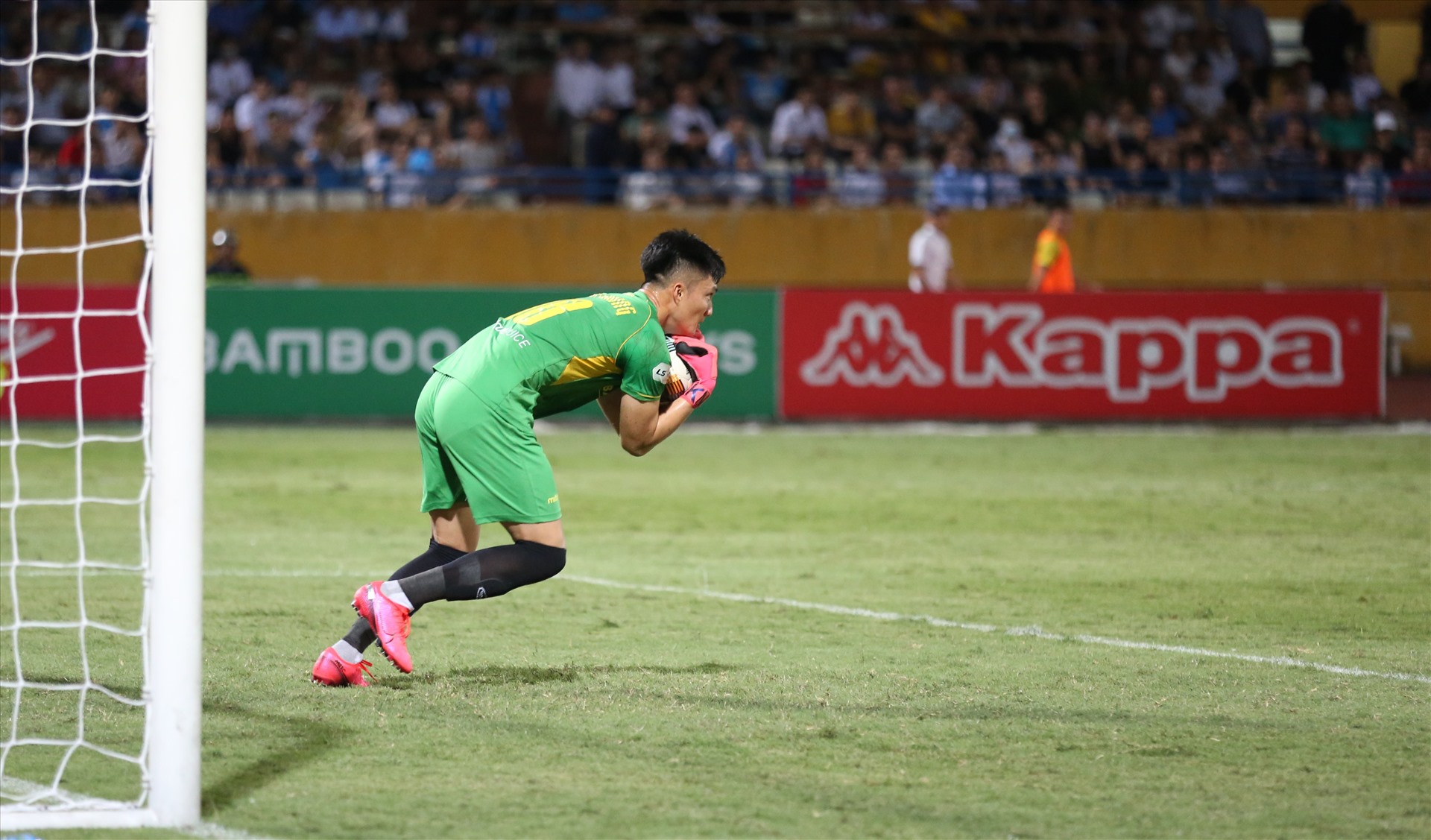Đây cũng là trận đấu thứ 5 tại V.League 2020, Văn Hoàng chưa để thủng lưới.