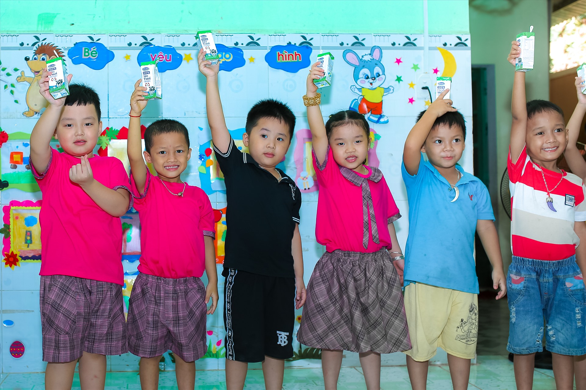 Các em học sinh mầm non huyện Nam Giang hào hứng tham gia giờ uống sữa tại lớp.