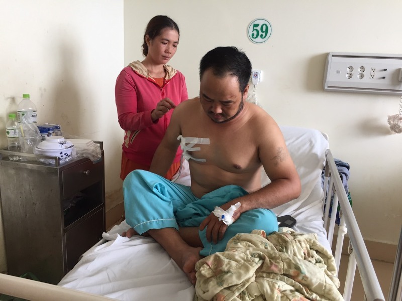 Anh Hong Kong bị thương đang điều trị tại bệnh viện . Ảnh: Nguyên Dũng