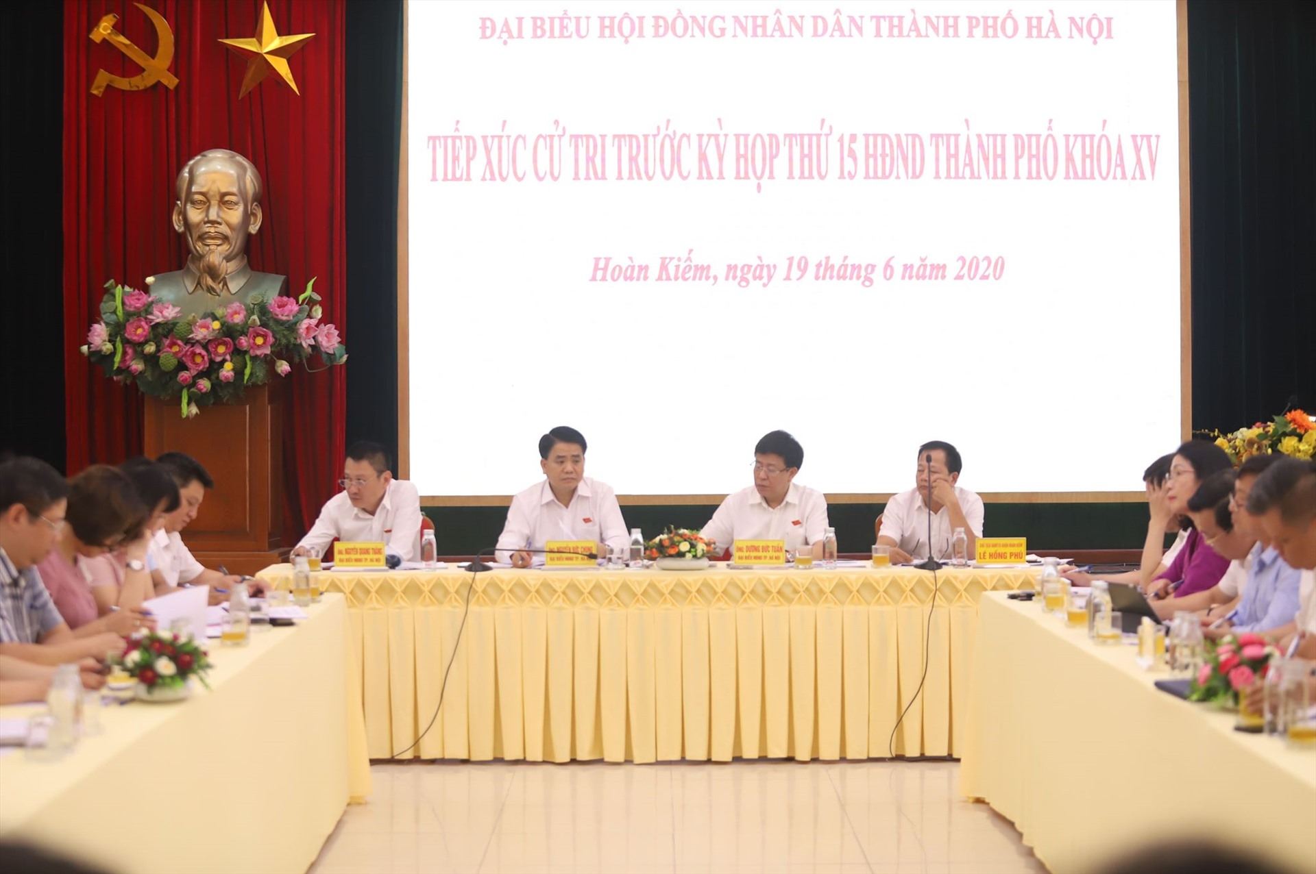 Chủ tịch UBND Thành phố Hà Nội Nguyễn Đức Chung tiếp xúc cử tri quận Hoàn Kiếm.
