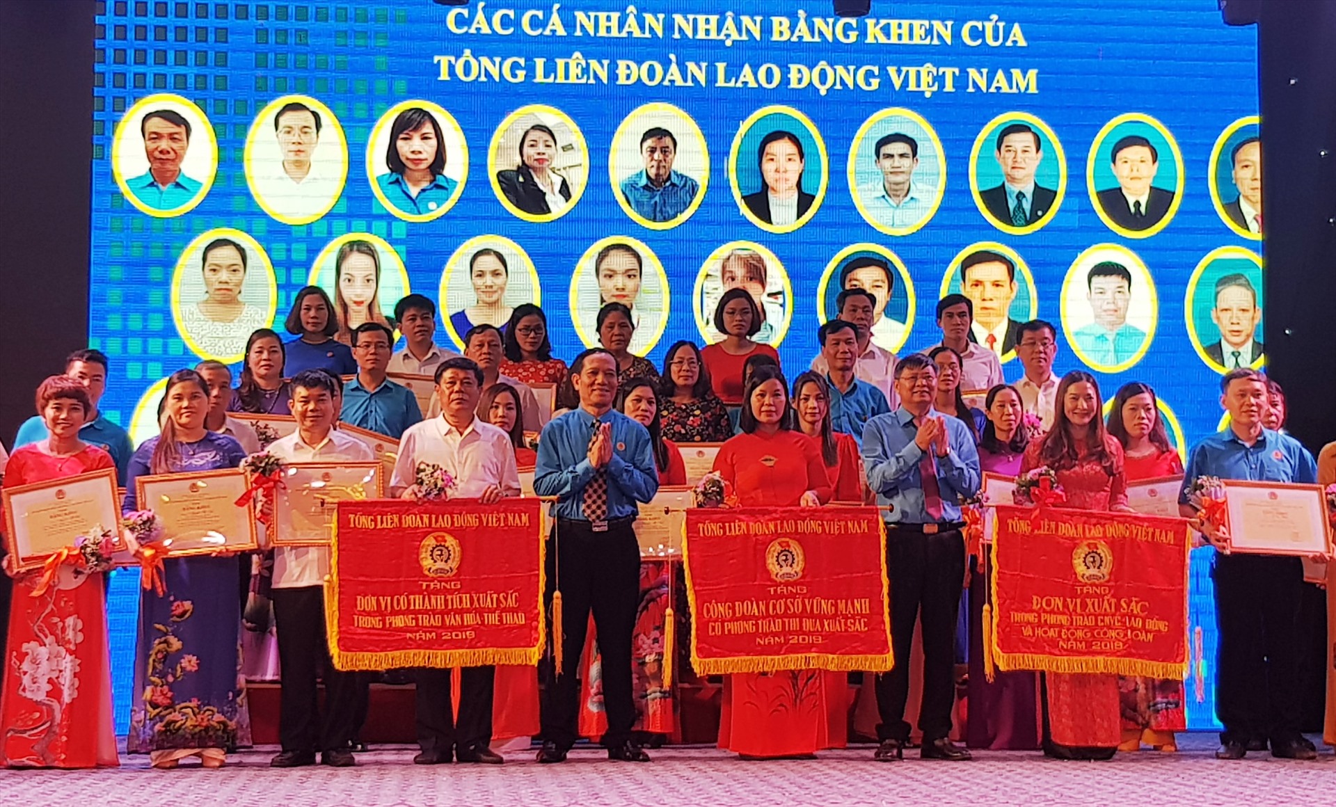 Đại diện lãnh đạo Tổng LĐLĐ Việt Nam trao Bằng khen và Cờ thi đua cho các cá nhân và tập thể có thành tích xuất sắc. Ảnh: NT