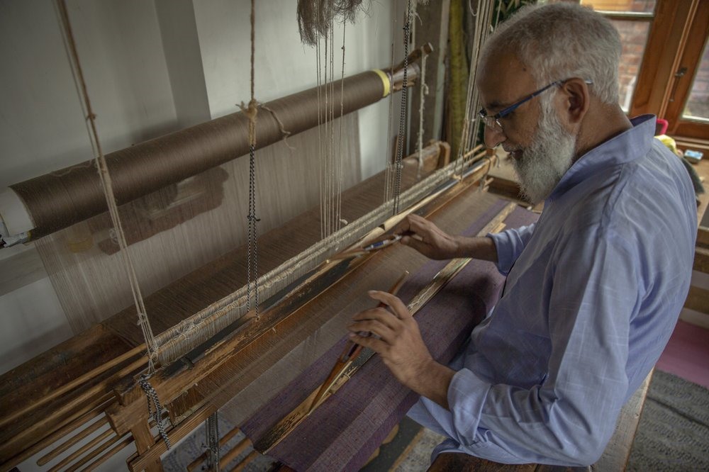 Một thợ dệt len tại Kashmir, thuộc kiểm soát Ấn Độ, tháng 6/2020. Ảnh: AP.