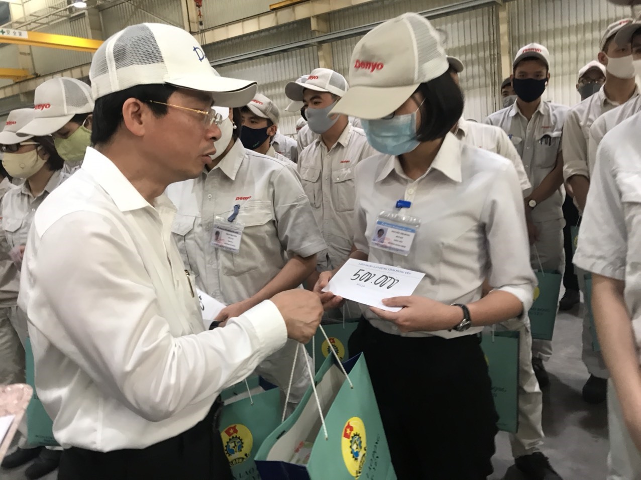Các đồng chí lãnh đạo tỉnh tỉnh Hưng Yên tặng quà đoàn viên nhân dịp Tháng Công nhân 2020. Ảnh: Thu Nguyệt