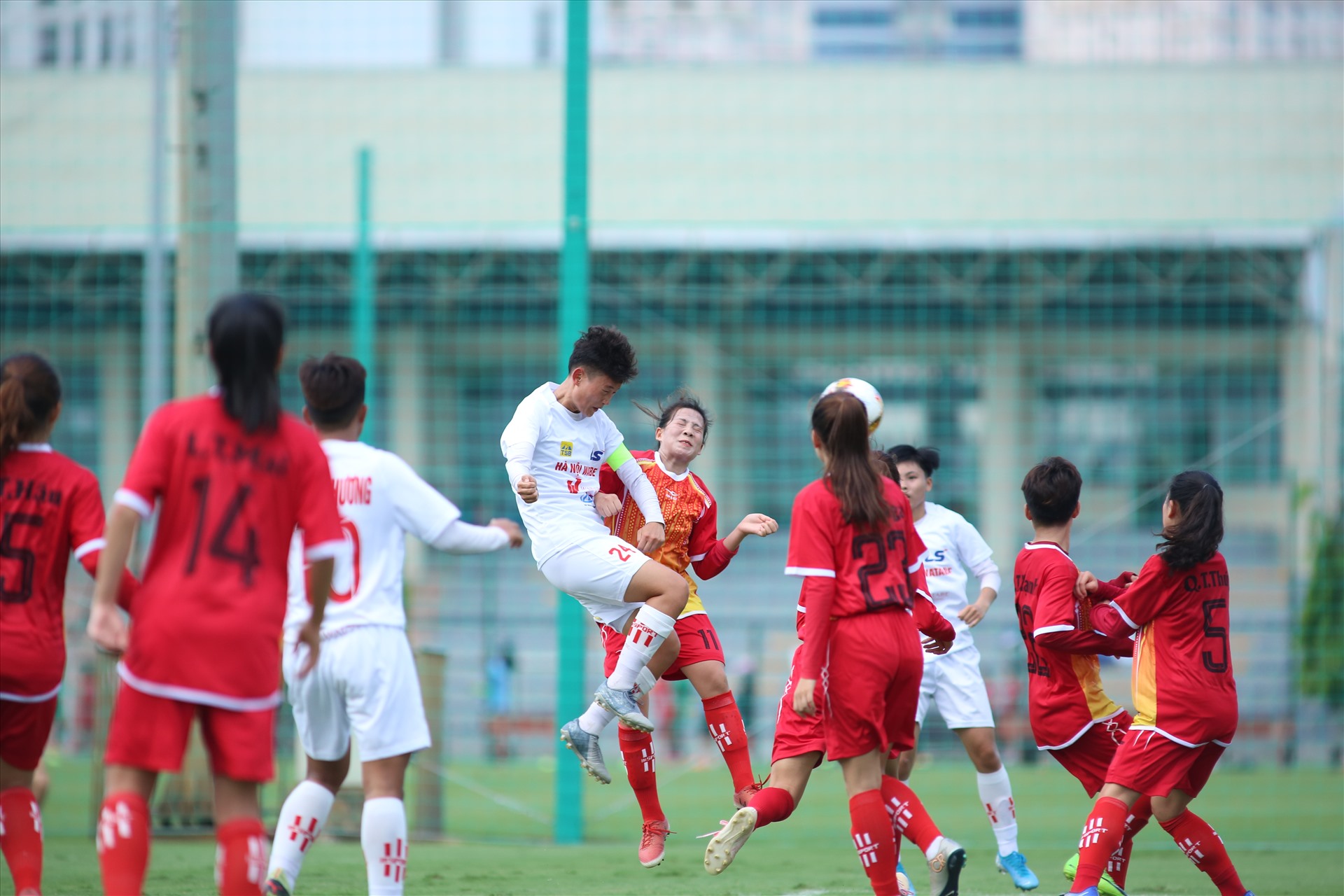 Đội trưởng U19 nữ Hà Nội Trần Hải Linh tham gia tình huống phạt góc đầu hiệp 1 trận đấu.