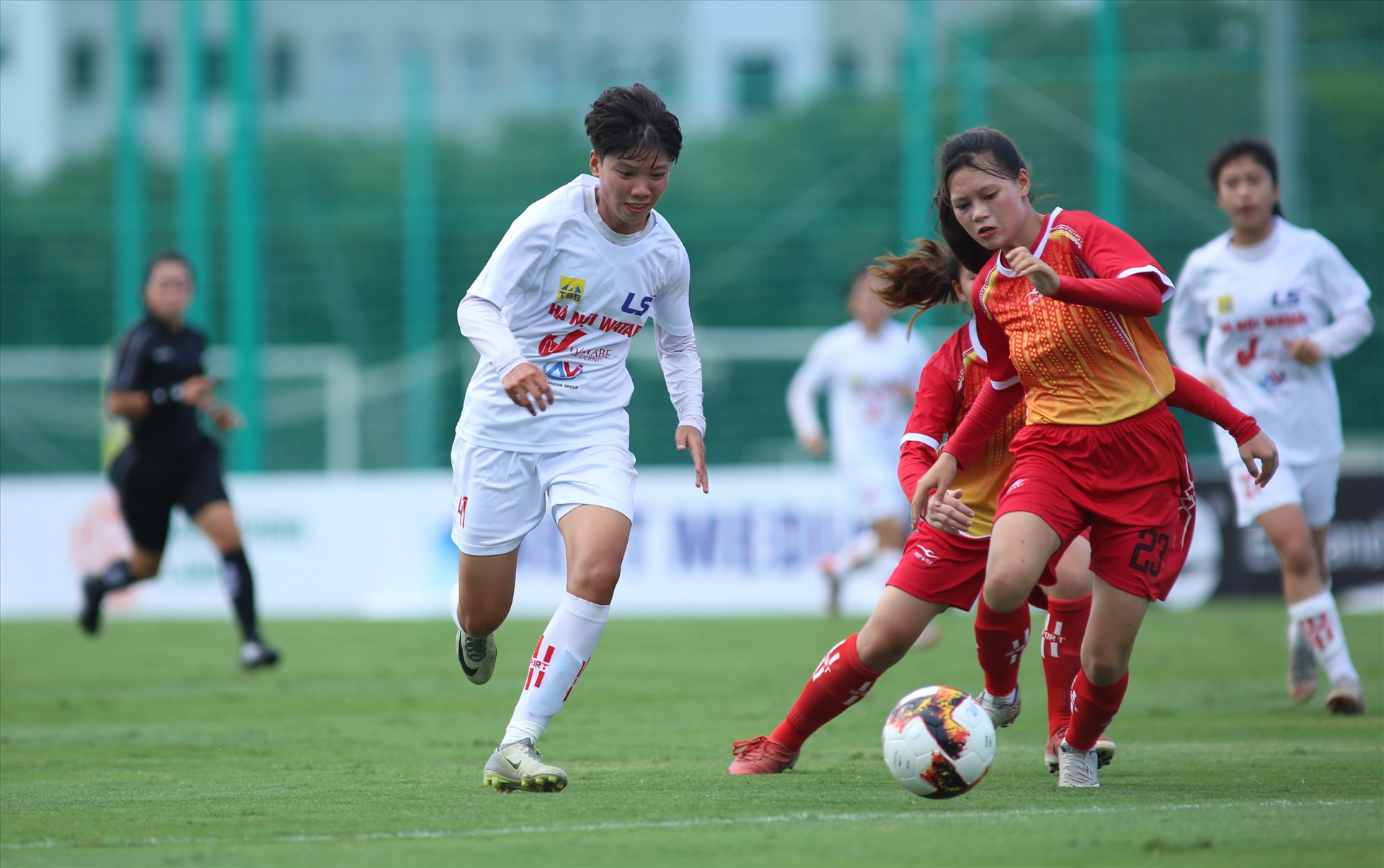 Trận đấu giữa U19 Hà Nội và U19 nữ Sơn La diễn ra kịch tính và có chất lượng chuyên môn cao ngay từ đầu.