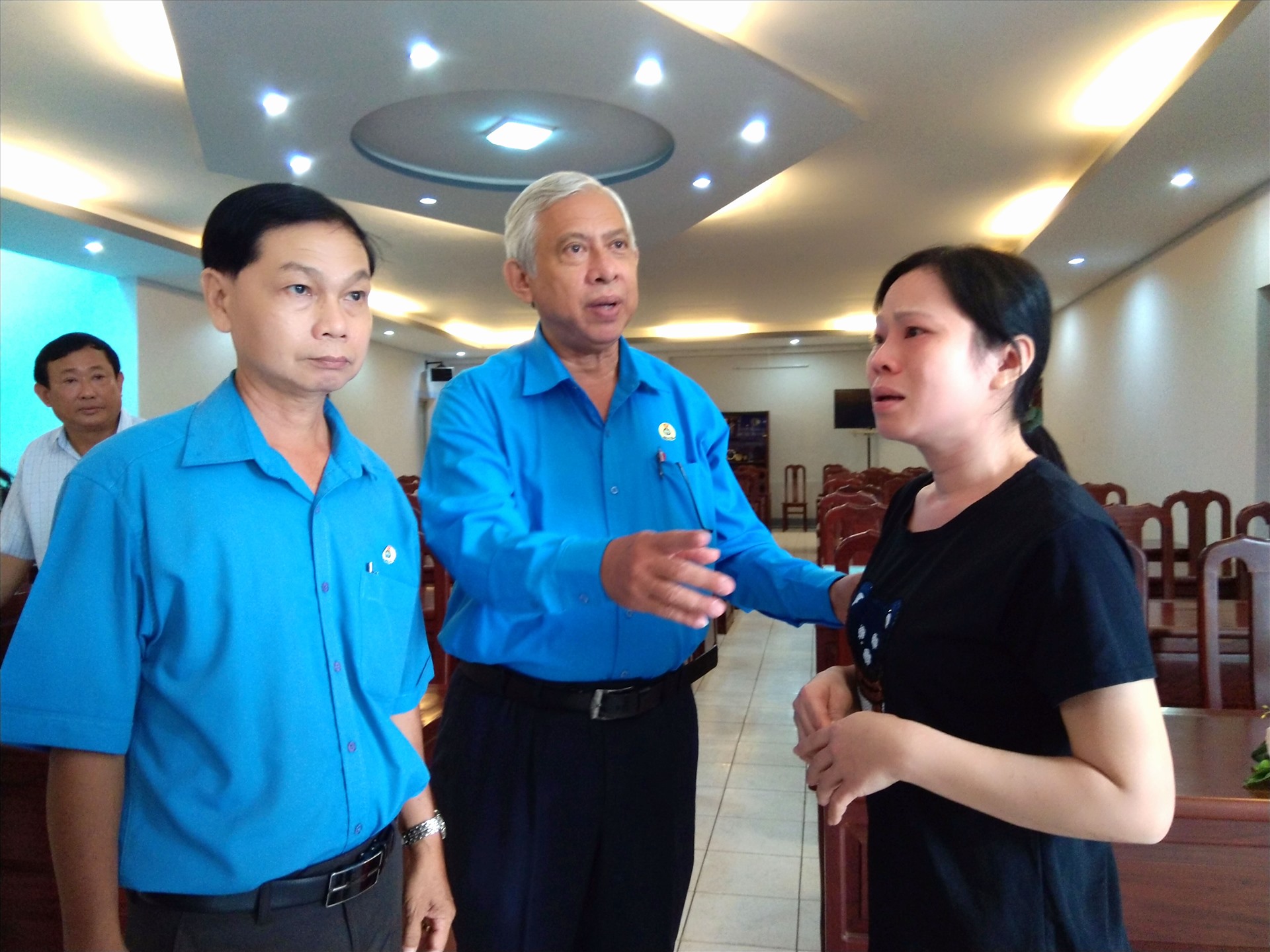 Chủ tịch LĐLĐ An Giang Nguyễn Thiện Phú ân cần thăm hỏi hoàn cảnh người lao động có hoàn cảnh đặc biệt khó khăn. Ảnh: LT
