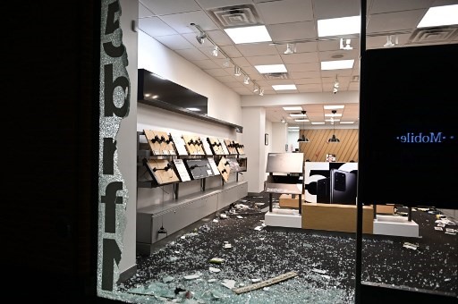 Quang cảnh tan hoang tại một cửa hàng bán điện thoại di động ở khu vực trung tâm Lower Manhattan, New York, ngày 1.6. Ảnh: AFP