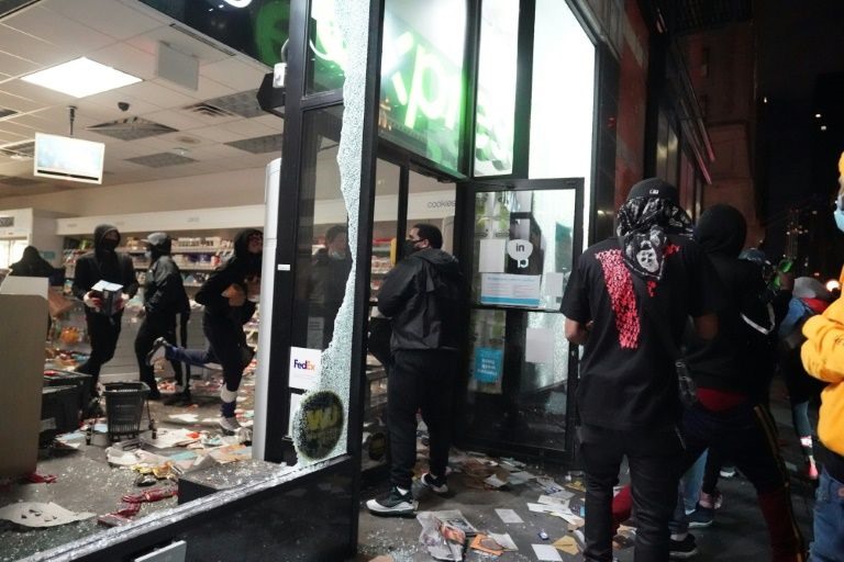 Cảnh cướp bóc, phá hoại tại một cửa hàng ở New York ngày 1.6. Ảnh: AFP