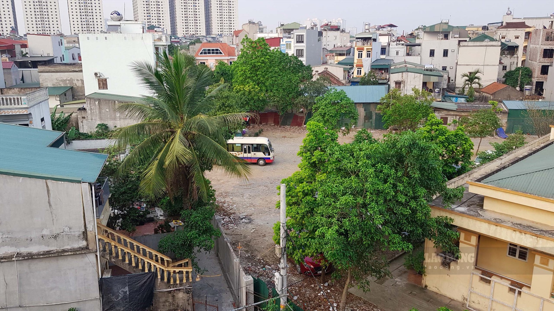 Ghi nhận của phóng viên, trên phần đất ôm theo hình cánh cung của nhà văn hoá thôn Hữu Từ, nhiều ngôi nhà đang được xây mới, từ 2-3 tầng. Cũng vì vậy, mà phần diện tích nhà văn hoá vốn dài rộng trước kia, nay trở nên “méo mó”.