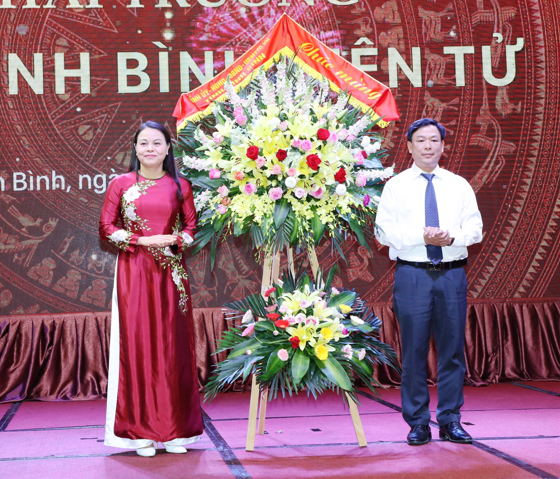 Bà Nguyễn Thị thu Hà, Bí thư Tỉnh ủy Ninh Bình tặng hoa chúc mừng khai trương Báo Ninh Bình điện tử. Ảnh: NT